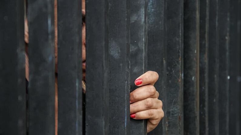 Mulher denuncia mais de 10 anos de cárcere e agressões do marido