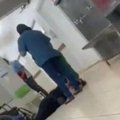 Mulher desmaia na UPA e fica caída por vários minutos; vídeo