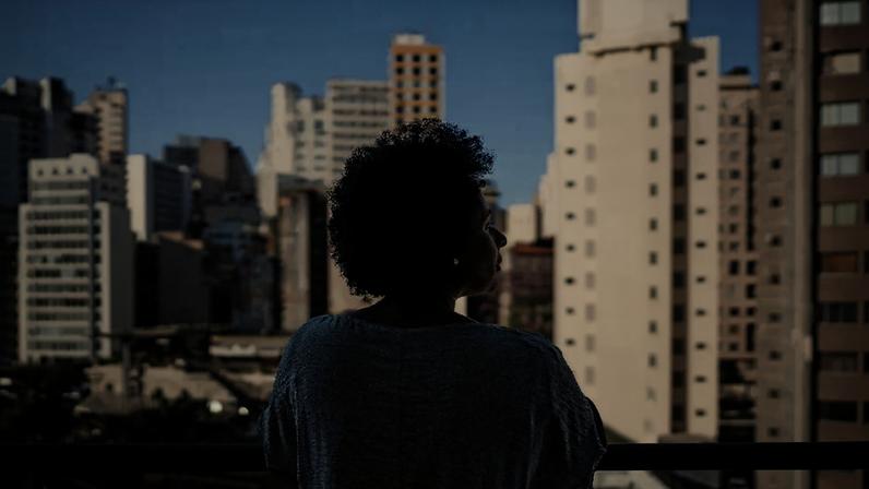 Mulheres idosas e homens adultos são maioria da população que vive sozinha no Brasil, diz IBGE