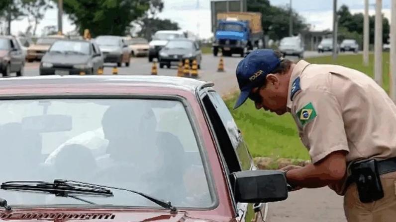 O texto altera o Código de Trânsito Brasileiro para deixar claro que, em caso de transferência de propriedade de veículo usado, infrações cometidas pelo antigo dono não serão atribuídas ao novo proprietário do veículo