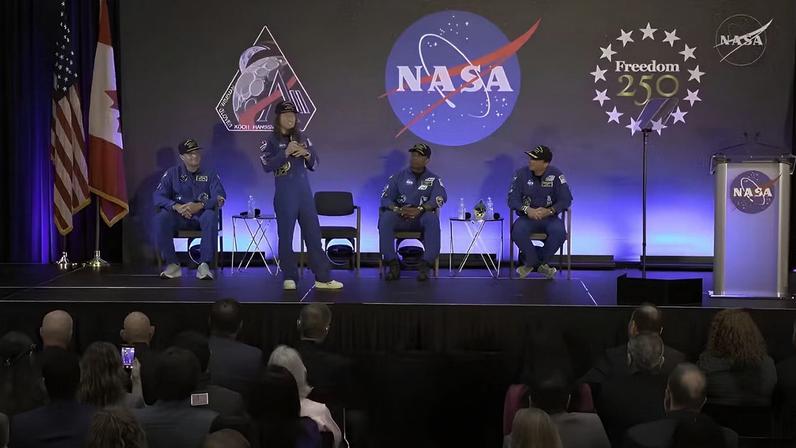 A astronauta Christina Kock e seus companheiros da missão Artemis II em coletiva de imprensa na Nasa, em Houston, neste sábado (11)