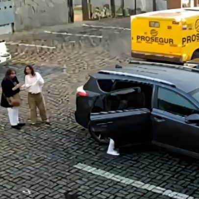 Carro-forte atropela duas mulheres em estacionamento