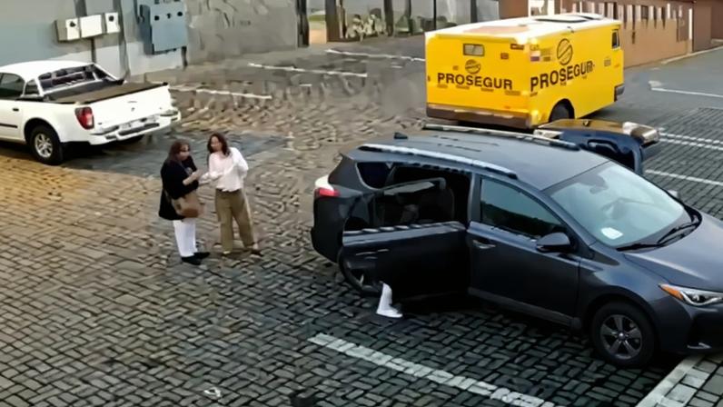 Motorista não percebeu presença das pedestres durante manobra de ré em estacionamento