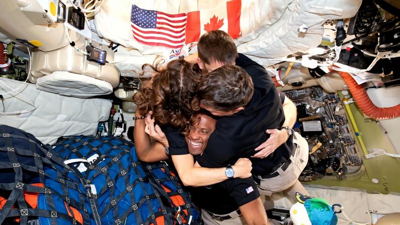 A especialista de missão Christina Koch (à esquerda), o especialista de missão Jeremy Hansen (acima), o comandante Reid Wiseman (à direita) e o piloto Victor Glover (abaixo), abraçados dentro da espaçonave Orion em 7 de abril de 2026.