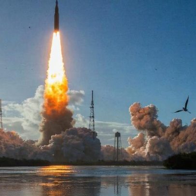 Astronautas da Artemis II retornam à Terra; riscos da volta são avaliados