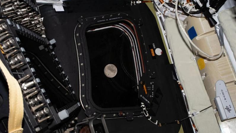 Astronautas aproveitarão a interrupção dos sinais de rádio para fotografar crateras e formações geológicas na face oculta do satélite natural