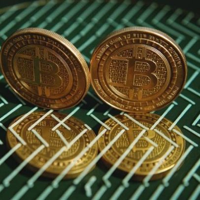 Bitcoin cai 23% em 2026; análises apontam queda no mercado de criptomoedas