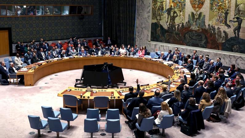 Membros do Conselho de Segurança das Nações Unidas votam uma resolução que pede o desbloqueio do Estreito de Ormuz, durante uma reunião do Conselho de Segurança da ONU sobre o Irã e o Oriente Médio na sede da ONU em Nova York, em 7 de abril de 2026