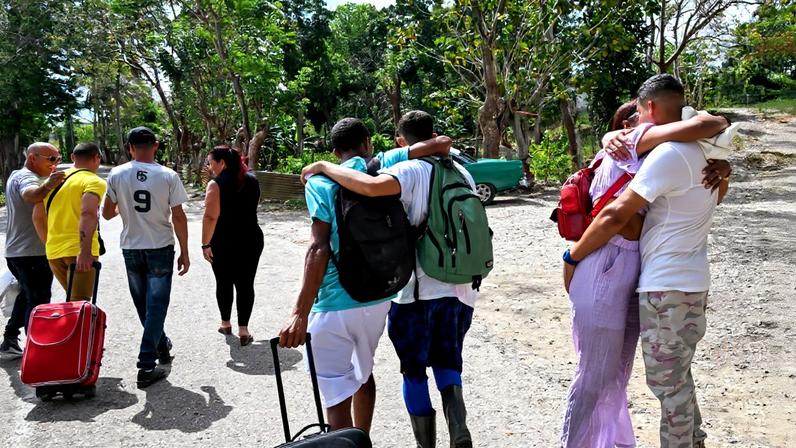 Presos abraçam seus familiares ao serem libertados da prisão de La Lima, em Havana, em 3 de abril de 2026