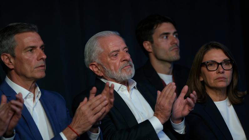 Pedro Sanchez, da Espanha, e Lula durante o fórum sobre democracia