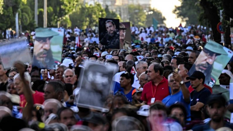 População cubana durante as comemorações do 65º aniversário da declaração do caráter socialista da Revolução Cubana, no bairro de El Vedado, em Havana, em 16 de abril de 2026