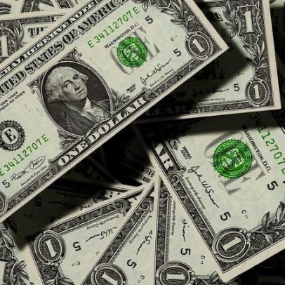 Dólar fecha em R$ 4,95, menor há mais de dois anos; Bolsa sobe