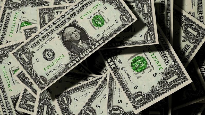 Dólar ficou abaixo dos R$ 5 nesta véspera de feriado