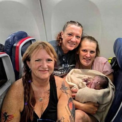 Mulher entra em parto a bordo de avião e nasce no corredor