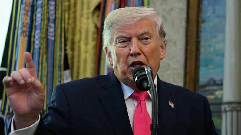 Trump afirmou que Irã está disposto a entregar suas reservas de urânio (Foto: Jim Watson/AFP)