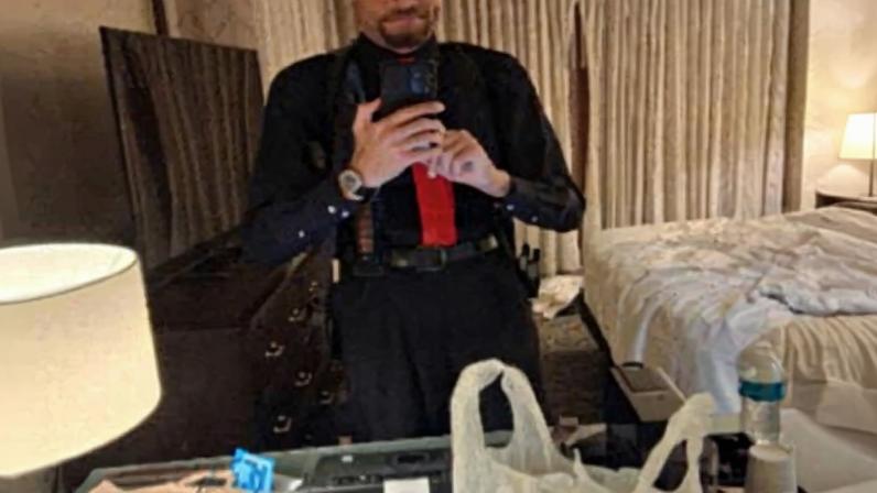 Imagem mostra uma foto que o réu Cole Allen tirou de si mesmo em um espelho por volta das 20h03 (horário do leste dos EUA), enquanto estava em seu quarto de hotel no Washington Hilton