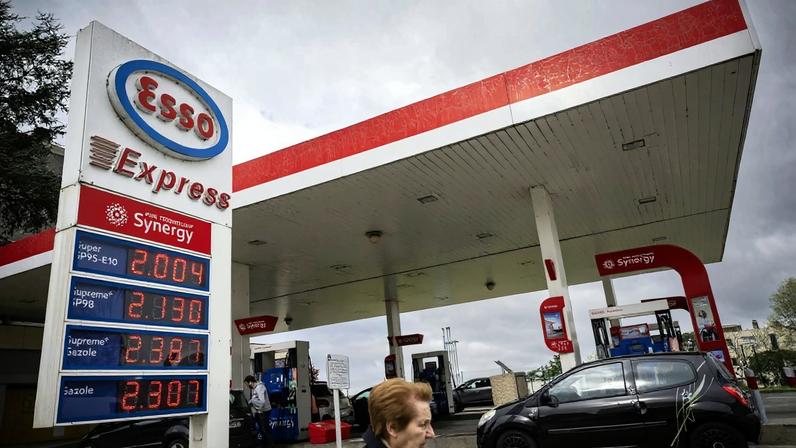 Posto de gasolina em Toulouse, no sudoeste da França; preços do petróleo disparam depois que Teerã praticamente fechou o importante Estreito de Ormuz