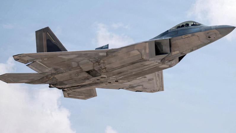 Nesta foto divulgada pela Força Aérea dos EUA, através do departamento de relações públicas do Comando Central dos EUA, um caça F-22 Raptor decola na área de responsabilidade do Comando Central dos EUA em apoio à Operação Epic Fury, em 20 de março de 2026