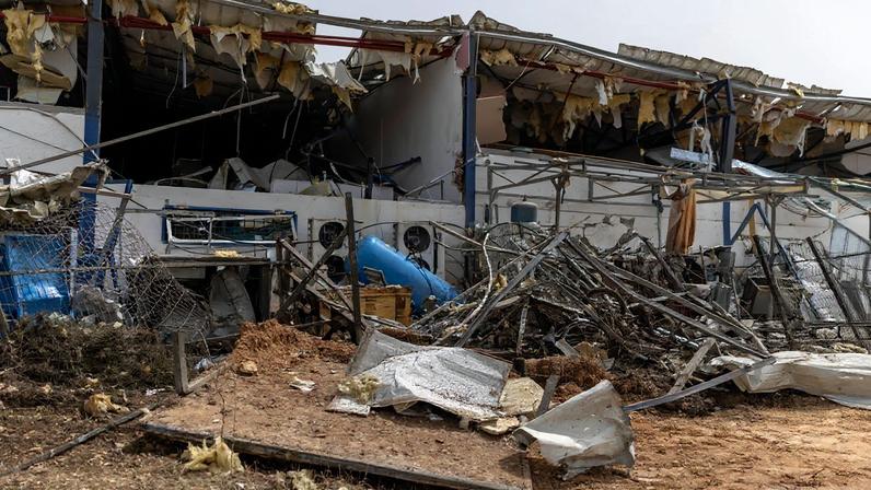 Uma imagem mostra os danos em uma fábrica atingida por um míssil em Petah Tikva, a leste de Tel Aviv, em 3 de abril de 2026