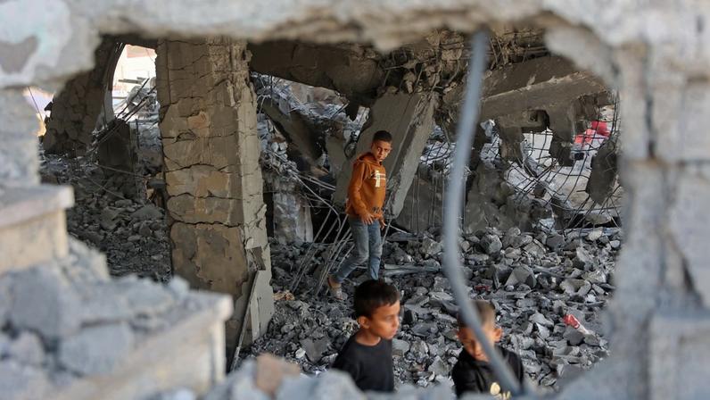 Foto registra meninos em meio a destroços de imóveis em Gaza