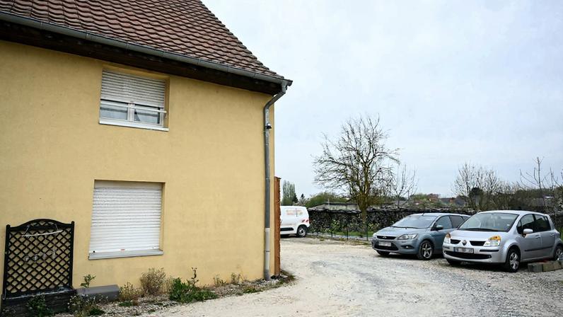 Prédio residencial e uma área de estacionamento no local onde um menino foi encontrado nu e desnutrido sobre uma pilha de lixo dentro de uma van onde era mantido trancado, em Hagenbach, no leste da França