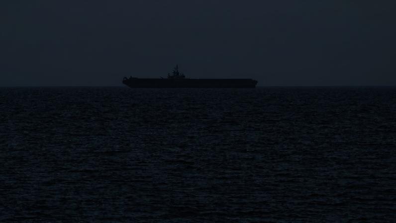 Um navio é visto ao largo da costa de Ras al-Khaimah, um dia após o fracasso das negociações de paz entre os EUA e o Irã, em 13 de abril de 2026