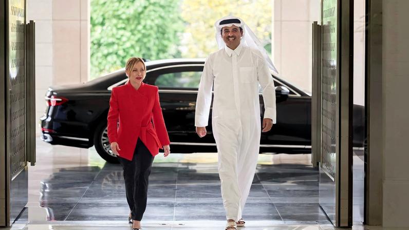 Esta fotografia, divulgada pelo Amiri Diwan do Qatar, mostra o Emir do Qatar, Sheikh Tamim bin Hamad Al-Thani, recebendo a Primeira-Ministra da Itália, Giorgia Meloni, durante uma reunião no Palácio de Lusail