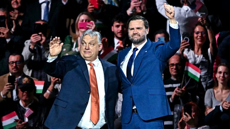 O vice-presidente dos EUA, JD Vance (à direita), e o primeiro-ministro húngaro, Viktor Orbán, acenam no palco durante um evento do "Dia da Amizade" no MTK Sportpark, em Budapeste, Hungria, em 7 de abril de 2026