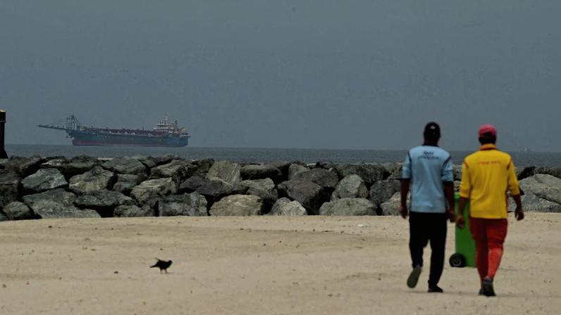 Petroleiro se aproxima da costa de Sharja, no Golfo Pérsico próximo aos Emirados Árabes Unidos