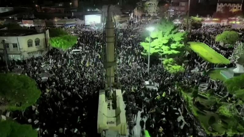 Esta captura de vídeo, feita em 22 de abril de 2026 a partir de imagens divulgadas pela Iran Press, mostra um míssil iraniano montado em um veículo lançador durante um comício pró-governo em Arak, no centro do Irã, em 21 de abril de 2026