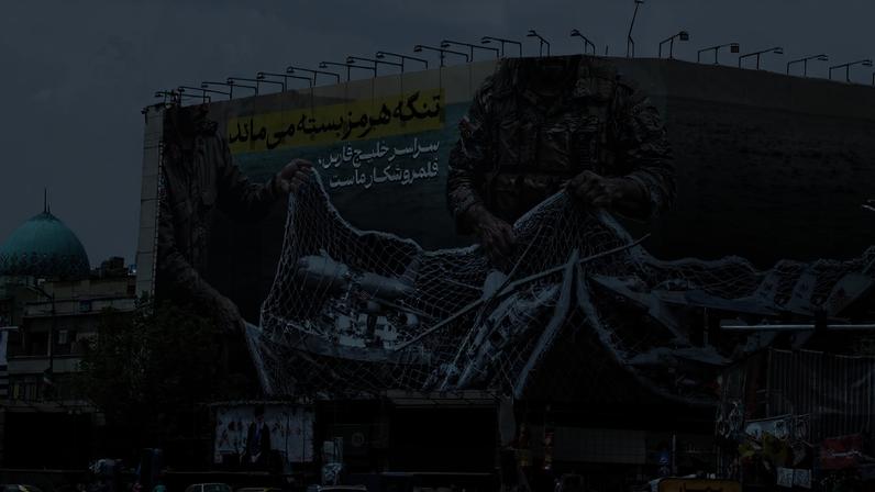 Veículos passam por um enorme outdoor com os dizeres "O Estreito de Ormuz permanece fechado" na Praça da Revolução, em Teerã, em 22 de abril de 2026, em meio a um cessar-fogo na região