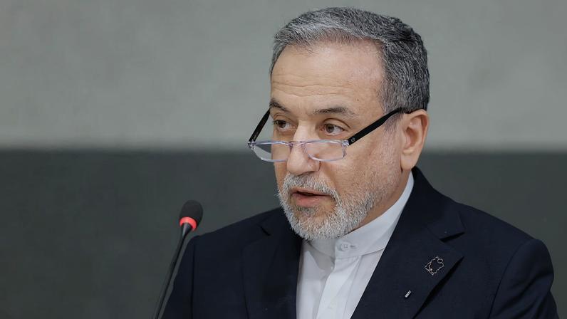 Ministro das Relações Exteriores do Irã, Abbas Araghchi durante uma sessão da Conferência das Nações Unidas sobre Desarmamento, à margem da segunda rodada de negociações entre EUA e Irã, com Washington pressionando Teerã a fechar um acordo para limitar seu programa nuclear, em Genebra, em 17 de fevereiro de 2026.