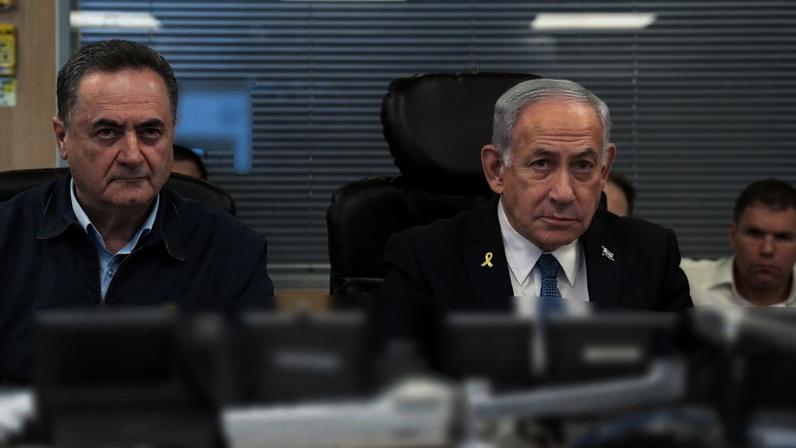 Israel Katz, ministro da Defesa de Israel, ao lado do primeiro-ministro Benjamin Netanyahu