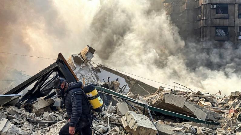 Um bombeiro inspeciona a destruição em um local de um ataque aéreo israelense nos subúrbios do sul de Beirute, em 3 de março de 2026