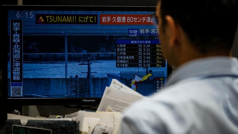 Esta foto mostra uma mensagem de alerta em uma tela de uma transmissão ao vivo da NHK com um aviso de tsunami após um terremoto atingir o norte do Japão, em Tóquio, em 20 de abril de 2026.