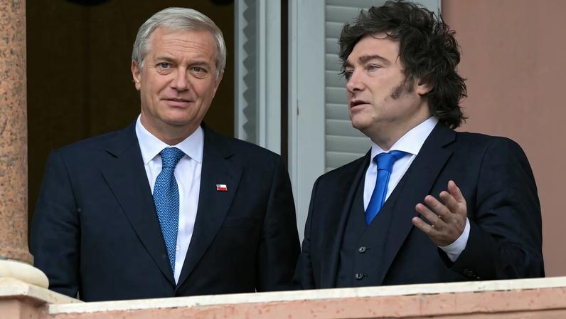 O presidente do Chile, José Antonio Kast (à esquerda), conversa com o presidente da Argentina, Javier Milei, na varanda da Casa Rosada