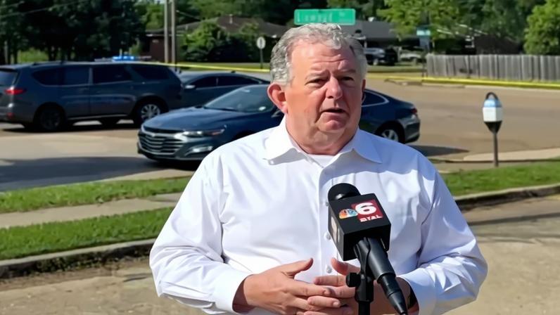 O prefeito, Tom Arceneaux, concedeu uma entrevista a imprensa
