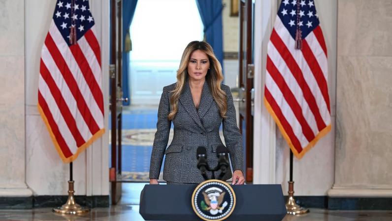 A primeira-dama dos EUA, Melania Trump, discursou no Salão Cruzado da Casa Branca, em Washington