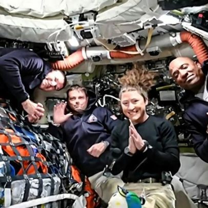 Astronautas da Artemis II acionam motores e deixam órbita da Terra