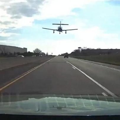 Avião faz pouso de emergência em rodovia movimentada nos EUA