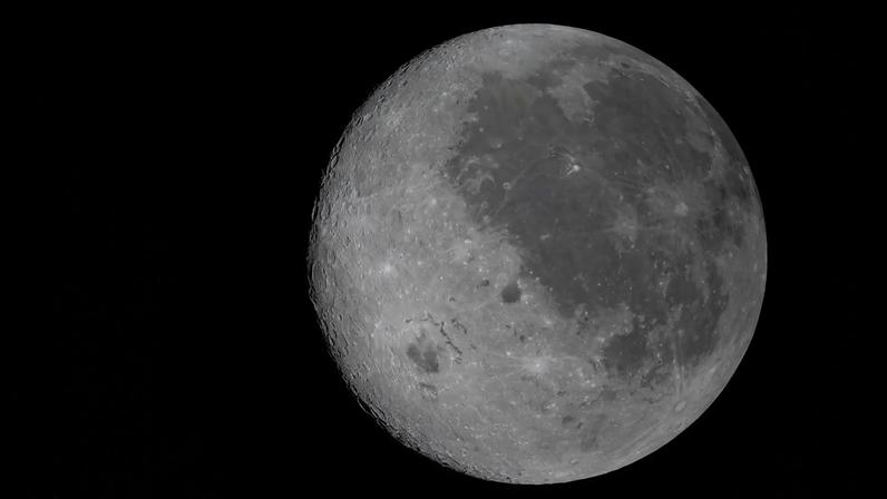 Esta imagem divulgada pela NASA mostra uma visão totalmente iluminada da Lua, incluindo a bacia Orientale e partes do lado oculto não visíveis da Terra, em 6 de abril de 2026
