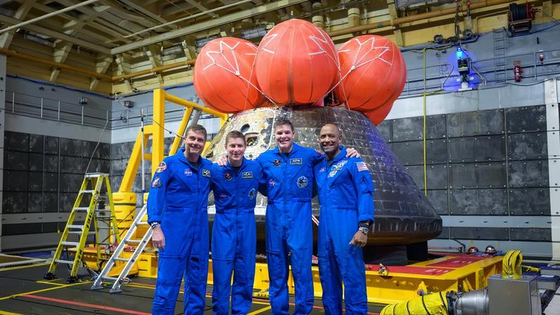 Foto divulgada pela Nasa mostra (da esquerda para a direita) os astronautas Reid Wiseman, Christina Koch, Jeremy Hansen e Victor Glover após terem inspecionado a nave espacial Orion