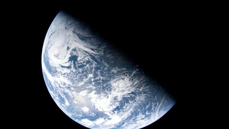 Foto da Terra feita pela tripulação da Artemis 2
