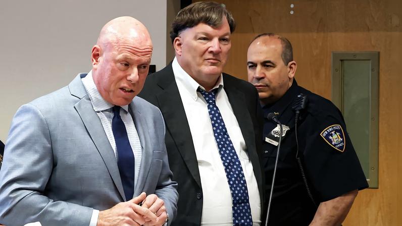 Rex Heuermann (C) se declarou culpado em conexão com os assassinatos em série de Gilgo Beach durante uma audiência no Tribunal do Condado de Suffolk em Riverhead, Nova York, em 8 de abril de 2026