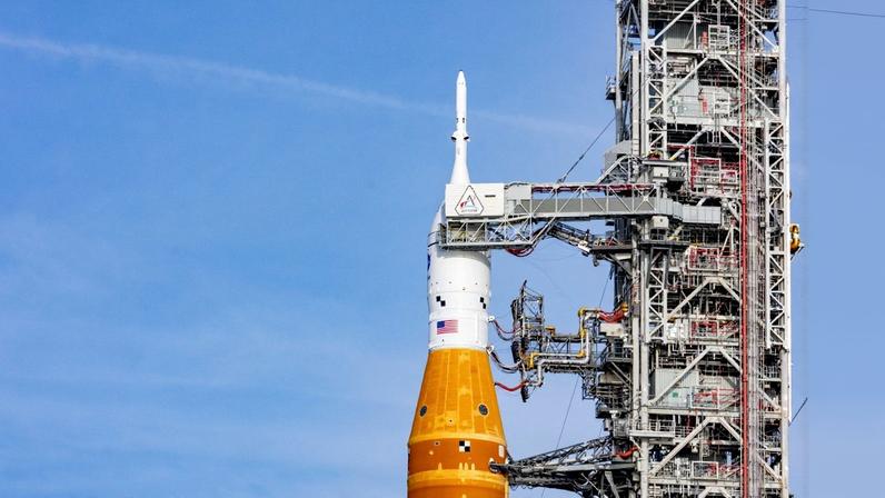 O foguete Artemis II e a espaçonave Orion, do Sistema de Lançamento Espacial da NASA, repousam na plataforma de lançamento 39B do Centro Espacial Kennedy, em Cabo Canaveral, Flórida, em 31 de março de 2026
