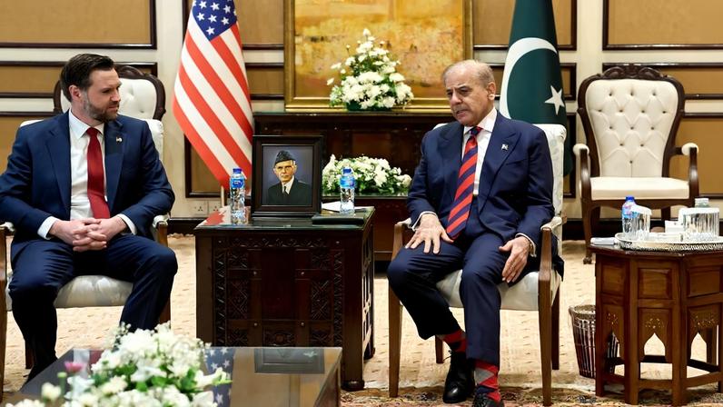 O vice-presidente dos EUA, JD Vance (à esquerda), conversa com o primeiro-ministro paquistanês, Shehbaz Sharif