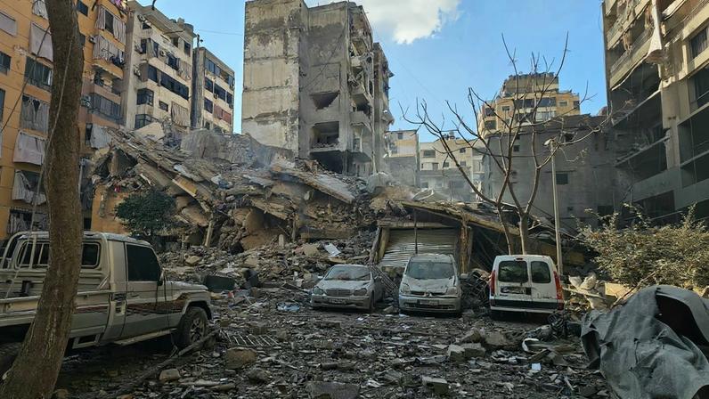 Entulho de prédios destruídos é visto no local de um ataque aéreo israelense que atingiu o bairro de Burj al-Barajneh, nos subúrbios do sul de Beirute, em 7 de março de 2026