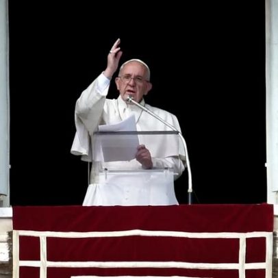 Papa Francisco recebe homenagem em festa techno comandada por padre DJ