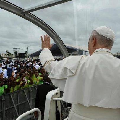 Papa Leão XIV faz apelo por esperança em missa para 100.000 fiéis em Angola