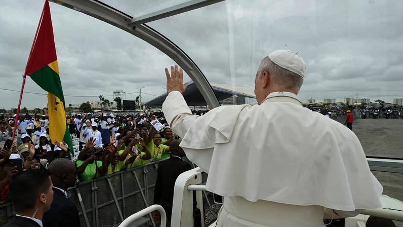 Papa Leão XIV faz apelo por esperança em missa para 100.000 fiéis em Angola